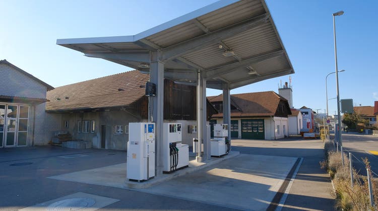 Der Kanton hat es in Liestal (im Bild), Sissach und Reinach eigene Tankstellen, an denen Angestellte günstiger Benzin beziehen können. (Kenneth Nars (21. März 2021))