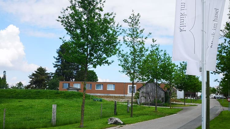 Die in den 70ern gebaute Gontenschwiler Klinik im Hasel plant einen Neubau, das Projekt gestaltet sich aktuell schwieriger als gedacht. (Bild: Urs Helbling)