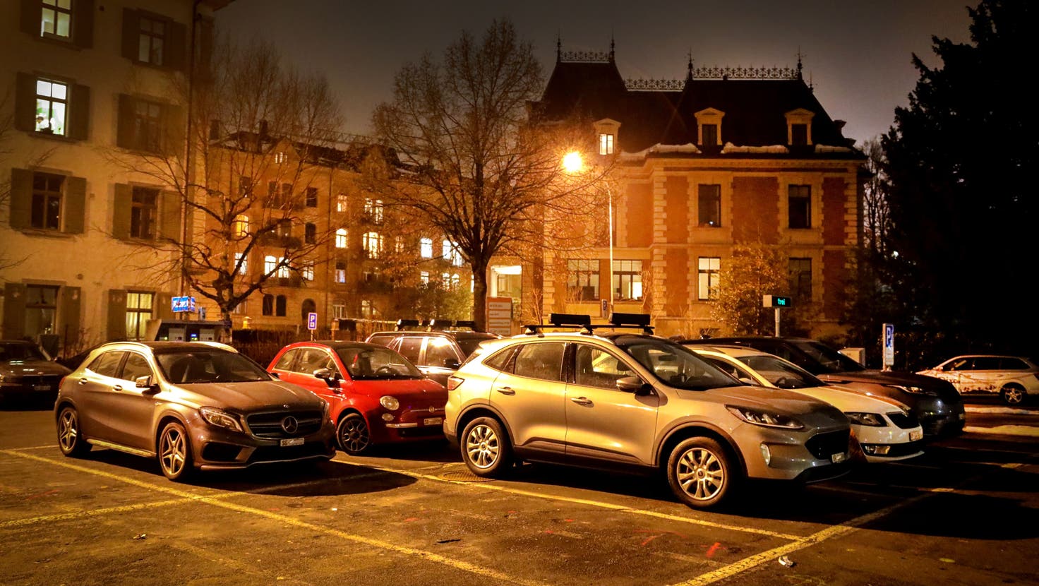 Die Stadt bewirtschaftet rund 600 oberirdische Parkplätze im Zentrum neu rund um die Uhr. Von Mitternacht bis 7 Uhr morgens kostet ein Parkplatz nun 1,50 Franken pro Stunde. (Bild: Sandro Büchler (24. Januar 2022))
