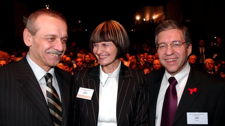 2003 bei der Lancierung der Genfer Initiative: Aussenministerin Micheline Calmy-Rey zwischen Yasser Abed Rabbo, dem Leiter der palästinensischen Delegation (l.) und Yossi Beilin, dem Leiter der jüdischen Delegation. (Keystone)