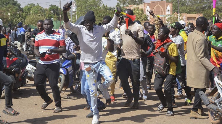 Party-Szenen nach dem Militärputsch in Ouagadougou, der Hauptstadt von Burkina Faso. Die Armee hat am Wochenende die Macht in dem westafrikanischen Land übernommen. (Lambert Ouedraogo / EPA)