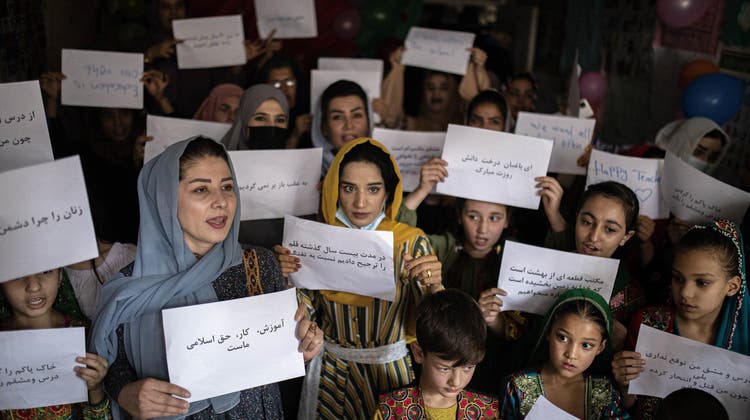 Neben Lesben und Schwulen hat sich auch die generelle Lebenssituation der Frauen in Afghanistan deutlich verschlechtert. (Symbolbild) (Ahmad Halabisaz / AP)