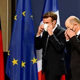 Emmanuel Macron (l.) und Olaf Scholz sind besorgt über die Entwicklung an der russisch-ukrainischen Grenze. (Tobias Schwarz / AP)