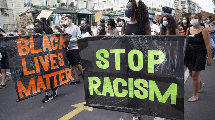 Eine UNO-Expertengruppe ortet in der Schweiz systemischen Rassismus. (Bild: Antirassismus-Demo in Genf 2020) (Keystone)
