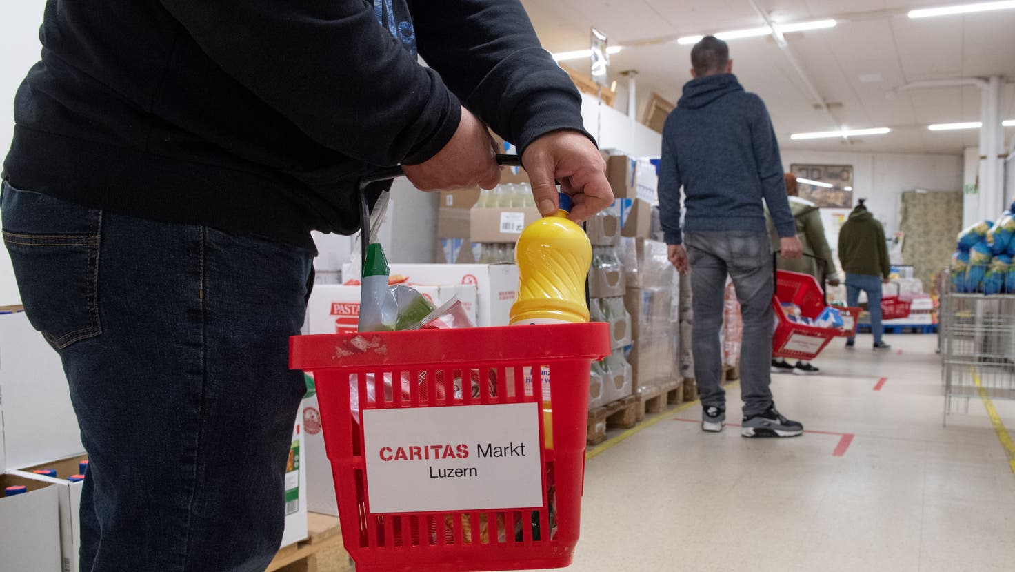 Im Caritas-Markt in Luzern können Armutsbetroffene mit Gutscheinen vergünstigt Lebensmittel einkaufen. (Bild: Boris Bürgisser (13. Mai 2020))