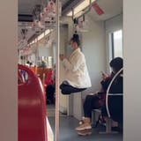 Magie oder Kunststück? - Frau schwebt durch chinesische U-Bahn