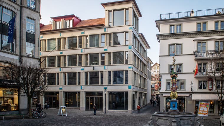 Das Wohn- und Geschäftshaus Kapellgasse 4 geht von Zuger in Luzerner Hände über. (Bild: Boris Bürgisser (Luzern, 26. Januar 2022))