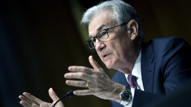 Der amerikanische Notenbankchef Jerome Powell, hier während eines Auftrittes vor einem Senatsausschuss, kündigte am Mittwoch eine «baldige» Erhöhung der US-Leitzinsen an. (Brendan Smialowski / AP)