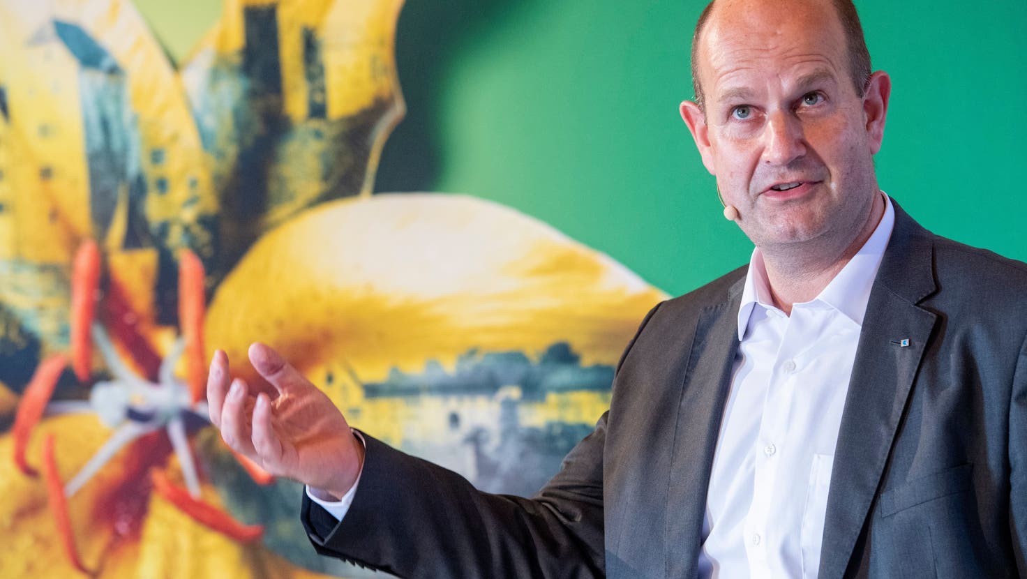 Dieter Widmer, Direktionspräsident der Aargauischen Kantonalbank – hier an der Vernissage der Ausstellung «Aufgeblüht» auf Schloss Wildegg im Sommer 2021 – will die AKB auf Nachhaltigkeit trimmen. (Alex Spichale / AGR)