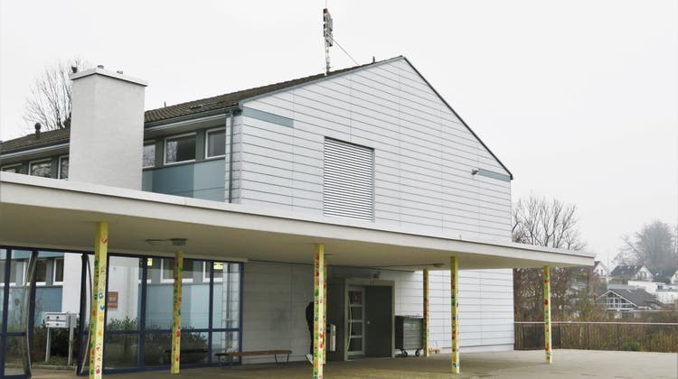 Auf dem Dach des Eggenwiler Schulhaus möchte die Swisscom eine 5G-Antenne bauen. (Marc Ribolla)