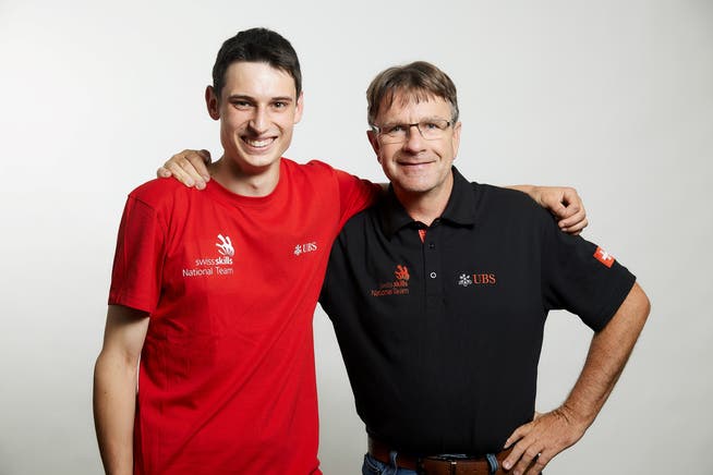 Polymechaniker Ivo Müller (links) freut sich mit Experte Jürg Marti auf das WM-Abenteuer.