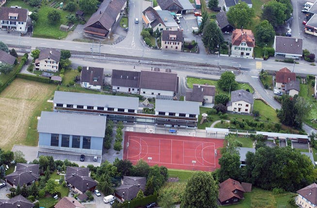 Drohnenaufnahme des Schulhauses Chatzebuggel in Matzingen.