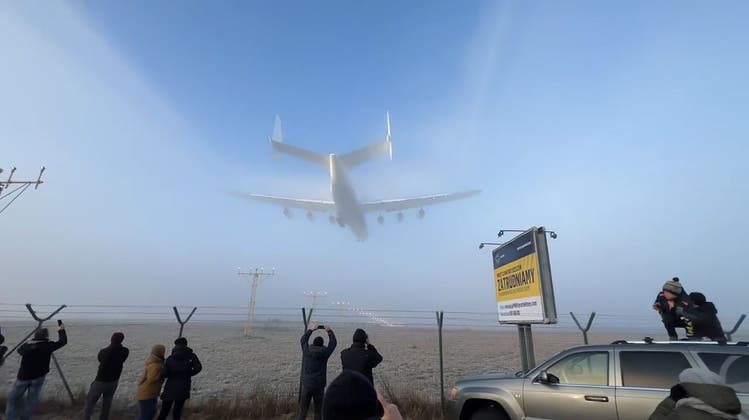 Spektakel im Tiefflug: Antonow reisst Schneise in Nebeldecke