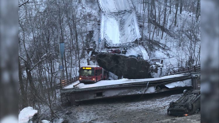 USA: Schneebedeckte Brücke in Pittsburgh bricht zusammen