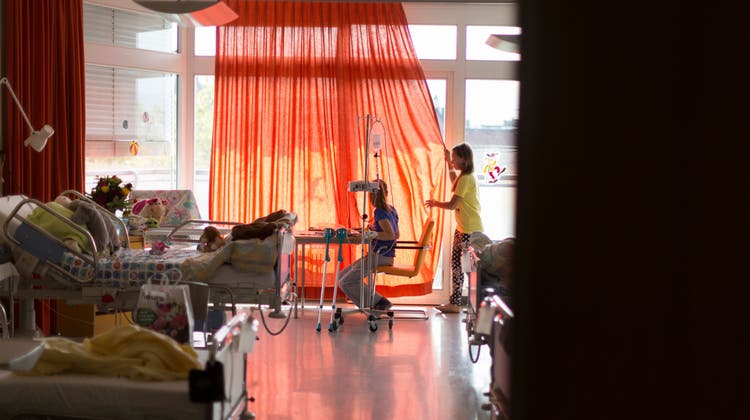 Patientenzimmer im Kinderspital in Zürich-Hottingen: Laut kantonaler Baudirektion sind die Kispi-Gebäude «für einen zeitgemässen Spitalbetrieb ungenügend». (Bild: Gaëtan Bally / Keystone)