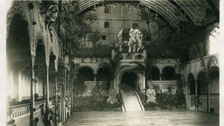 Nach sieben fasnachtslosen Jahren konnten ab 1921 wieder Bälle stattfinden. Hier der dekorierte Konzertsaal 1923. (Zentralbibliothek Solothurn)