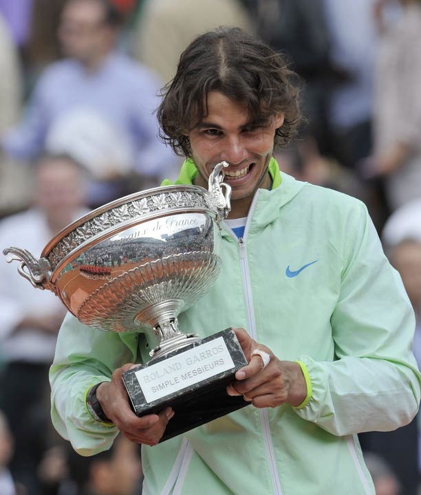 French Open 2010: Nach einem Jahr Unterbruch holt sich Nadal den Titel bei den French Open von Roger Federer zurück. Er besiegt seinen Bezwinger aus dem Vorjahr, Robin Söderling, mit 6:4, 6:2 und 6:4.