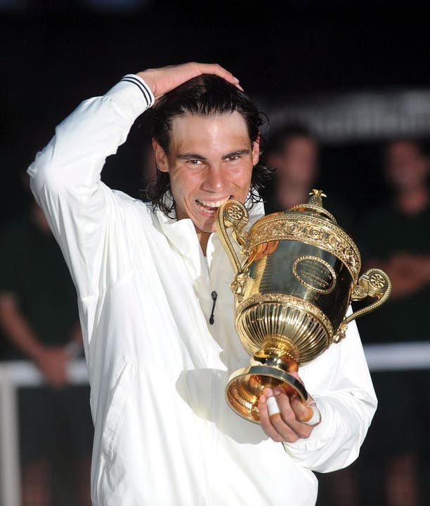 Wimbledon 2008: Noch heute sprechen viele vom besten Grand-Slam-Final aller Zeiten. Rafael Nadal gewinnt ihn auf dem heiligen Rasen gegen Roger Federer mit 6:4, 6:4, 6:7, 6:7 und 9:7.