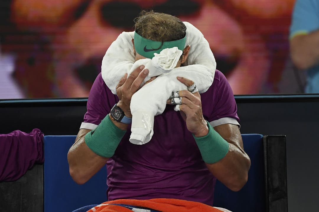 Bei Rafael Nadal macht sich die Enttäuschung breit. Im Game, das vom Platzsturm unterbrochen wird, hat er Satzball, muss aber gleichwohl noch das Break hinnehmen.