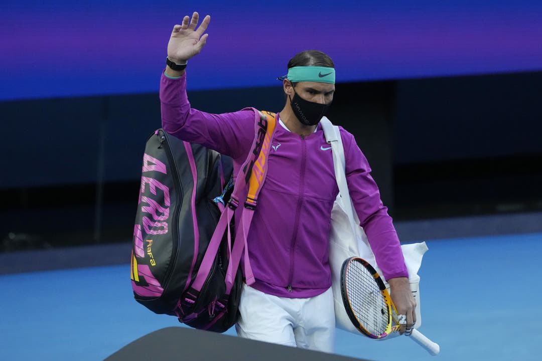 Auch Rafael Nadal winkt den begeisterten Zuschauern zu, als er auf dem Centre Court auftaucht.