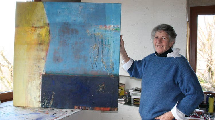 Die Künstlerin Sybille Krauer aus Magden mit einem ihrer Bilder im Atelier. (Peter Schütz)
