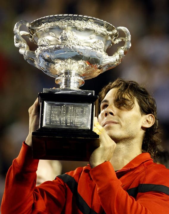 Australian Open 2009: Sein sechster Titel ist der erste in Melbourne. Ein weiteres Mal bezwingt Rafael Nadal Roger Federer in einem Grand-Slam-Final. Der Spanier siegt mit 7:5, 3:6, 7:6, 3:6 und 6:2.