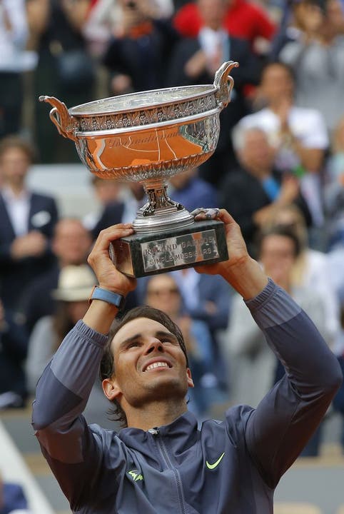 French Open 2019: Und auch ein Jahr später führt kein Weg in Paris am Spanier vorbei. Er bezwingt Dominic Thiem erneut, diesmal in vier Sätzen. Nadal sieg mit 6:3, 5:7, 6:1 und nochmals 6:1.