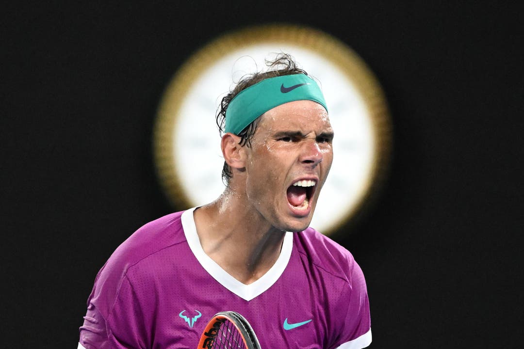 Kurz vor Mitternacht brüllt Rafael Nadal in den Nachthimmel von Melbourne. Er holt sich auch den vierten Satz und erzwingt einen fünften und damit entscheidenden Durchgang.