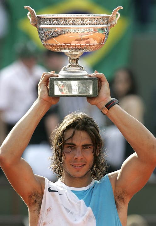 French Open 2007: Dem Spanier gelingt der «Hattrick» in Paris. Wiederum heisst der Finalgegner Roger Federer und wiederum gewinnt Nadal in vier Sätzen – mit 6:3, 4:6, 6:3 und 6:4.