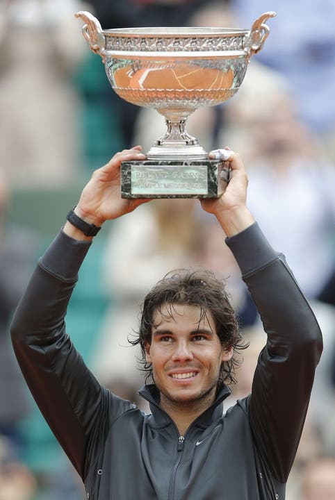 French Open 2012: Nachdem er zuvor in drei Grand-Slam-Finals hintereinander gegen Novak Djokovic verliert, bezwingt er den Serben in Paris mit 6:4, 6:3, 2:6 und 7:5.