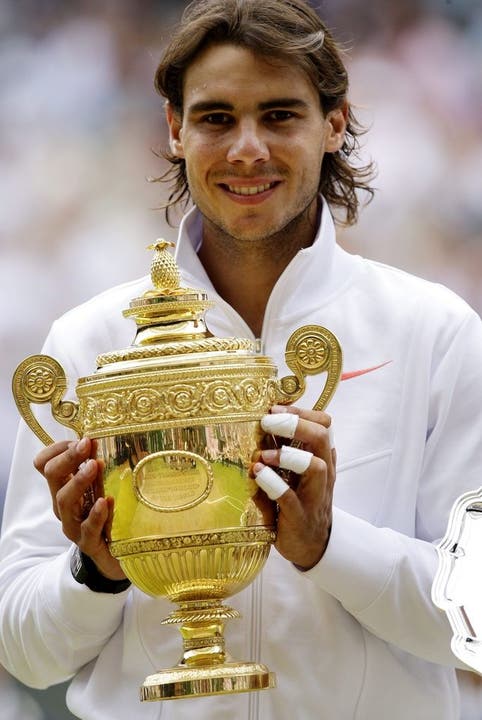 Wimbledon 2010: Seinen zweiten Triumph in Wimbledon holt sich Rafael Nadal dank eines Sieges gegen Thomas Berdych. Er gewinnt in drei Sätzen – mit 6:3, 7:5 und 6:4.