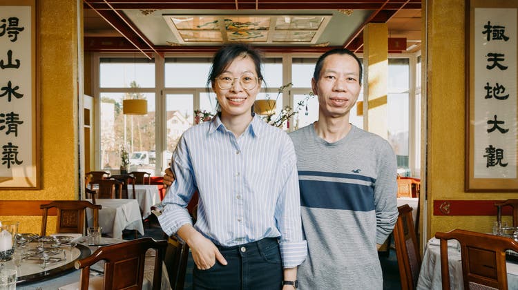 Wirten seit 2018 im Restaurant Mandarin in Unterengstringen: Hoidan Yu und Shida Huang (von links). Das Paar setzt grosse Hoffnungen auf das Jahr des Tigers. Die chinesischen Traditionen zum Jahresstart können sie wegen der Arbeit jedoch nicht alle ausleben. (Valentin Hehli)