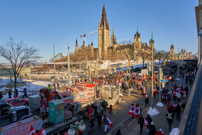 In der kanadischen Hauptstadt Ottawa blockieren aufgebrachte Trucker Durchgangsstrassen. Im Hintergrund das Parlamentsgebäude. 