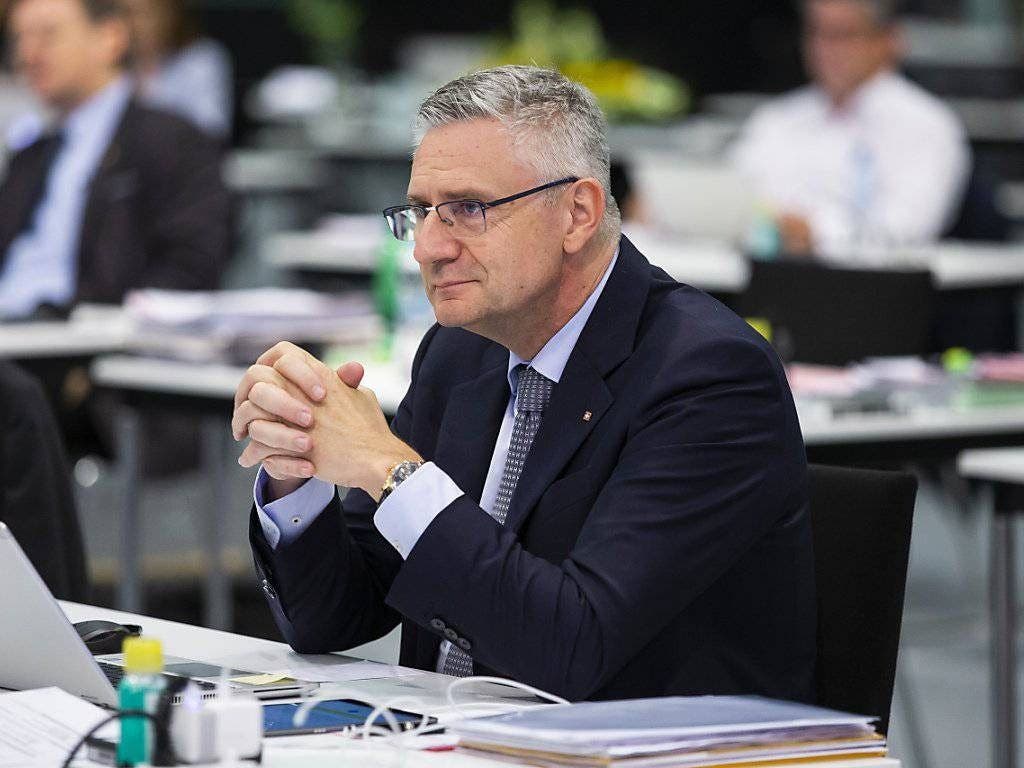 Andreas Glarner (Parteipräsident SVP Aargau) will eine sofortige Auflösung aller Massnahmen.