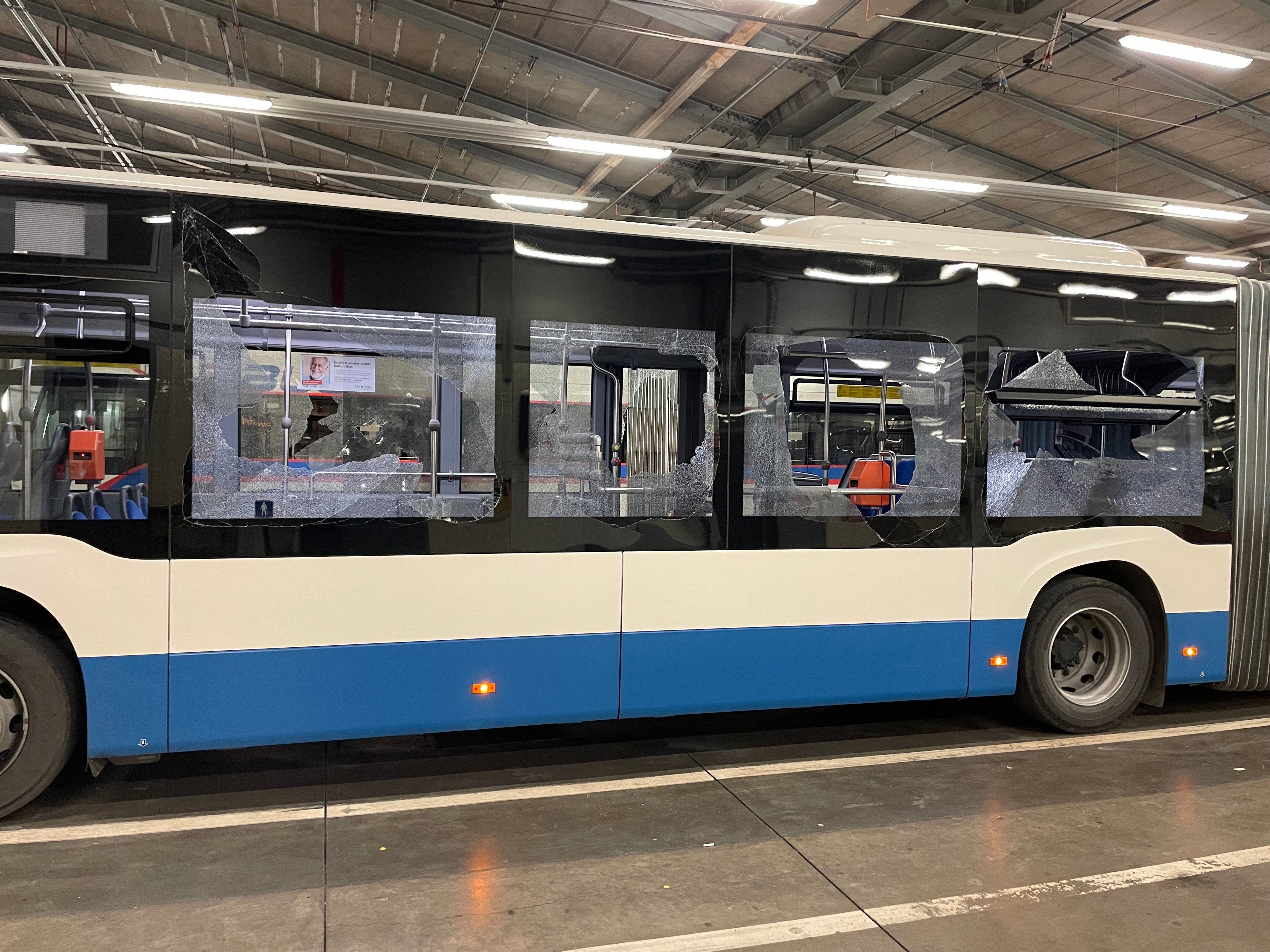 Alle Scheiben ausgeschlagen: Ein zerstörter Bus im Depot der VBL nach der Partie zwischen dem FC Luzern und dem FC Basel am 30. Januar 2022. Insgesamt wurden drei Busse demoliert.
