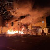 Bei der Anlieferungsrampe vor dem Coop in Buchs brach in der Nacht ein Brand aus, der grossen Schaden anrichtete. (Kantonspolizei Aargau)