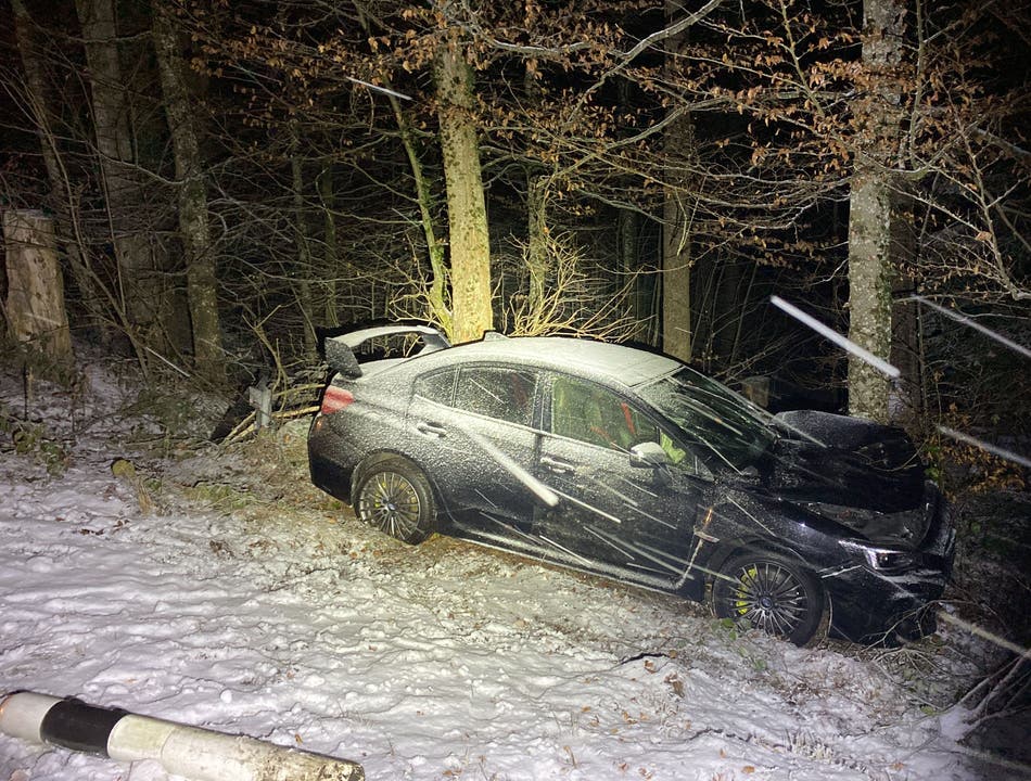 Leutwil (Wynental-Suhrental), 1. Februar: Auf schneeglatter Fahrbahn verlor ein Automobilist letzte Nacht bei Leutwil die Herrschaft über seinen Wagen. Dieser prallte gegen einen Baum. Der Lenker wurde leicht verletzt.