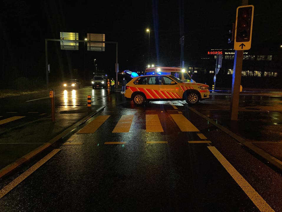 Suhr (Aarau), 31. Januar: Am späten Abend prallte in Suhr ein Auto gegen einen Fussgänger, der die Strasse überquerte. Dieser wurde schwer verletzt ins Spital gebracht.