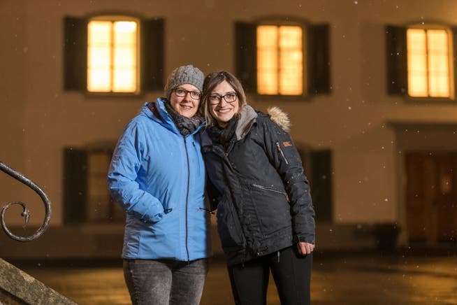 Olive Burger (l.) und Rodi Büyükbayram vor dem katholischen Pfarrhaus in Baden. Hier nahm ihre Freundschaft ihren Anfang.