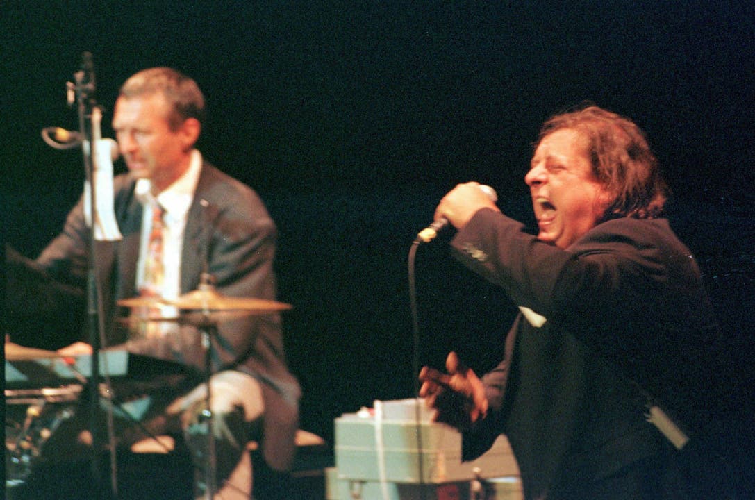 Anaconda (rechts) und Balts Nill von Stiller Has rocken 1998 an der Schweizer Nacht der Frankfurter Buchmesse.