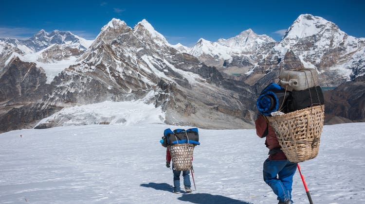 Ein Sherpa trägt in den Himalaya-Bergen schwere Last. (Symbolbild) (fotolia)