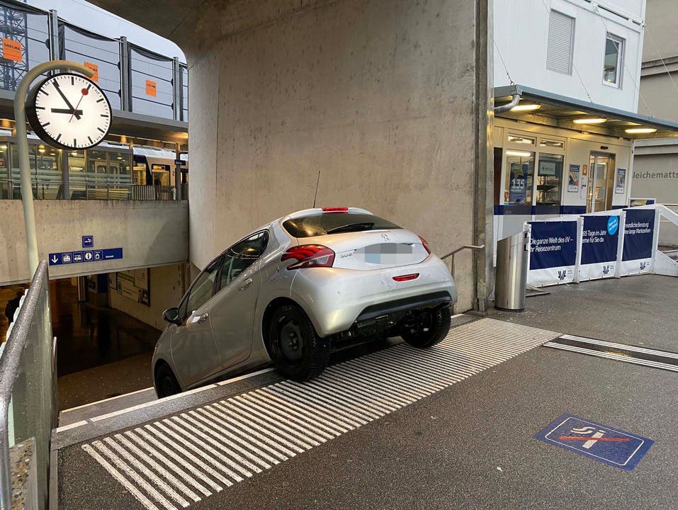 Aarau, 2. Februar: Ein 60-jähriger Autofahrer hat fälschlicherweise die Personenunterführung beim Bahnhof Aarau mit einer Parkhaus-Einfahrt verwechselt. Verletzt wurde dabei niemand.