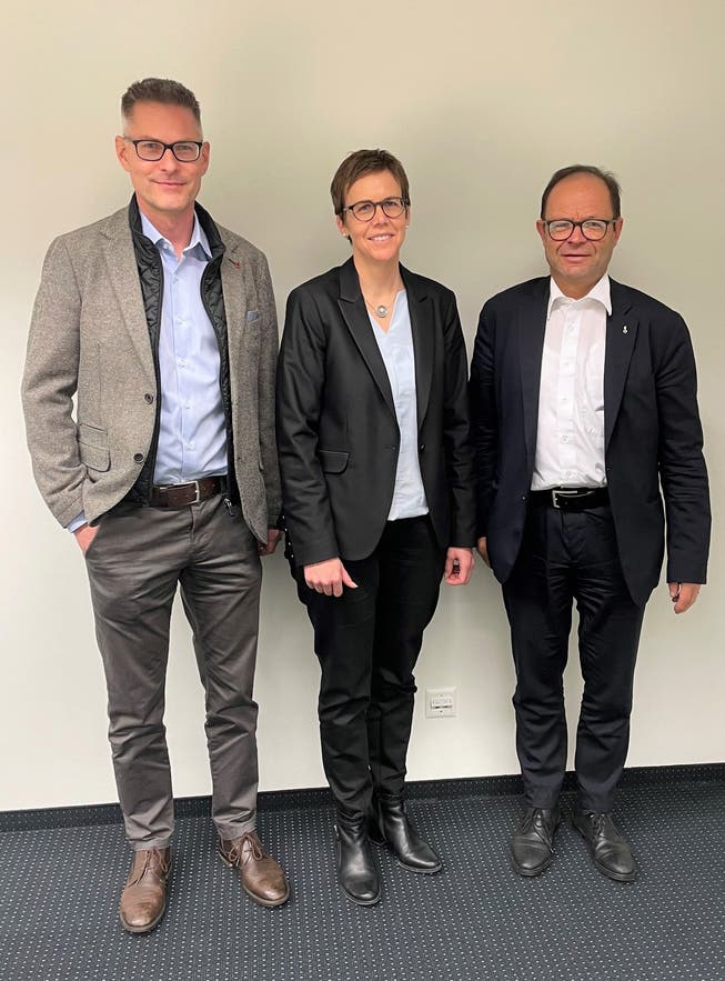 Freuen sich über die Gründung der Obermatt Kraftwerke AG: Patrik Rust (CEO ewl), Cornelia Kaufmann-Hurschler (OKW AG) und Josef Hess (Energiedirektor Obwalden). 