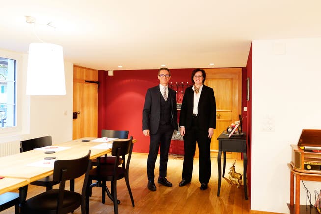 Michael Iten, Präsident, und Brigitte Blöchlinger, Mediensprecherin des Zuger Verbands der Raiffeisenbanken,  in der einstigen Gaststube des Restaurants Krone in Neuheim.