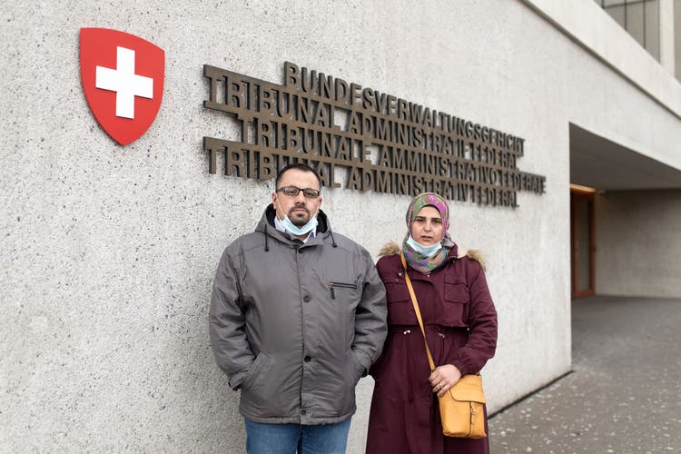Suha und Omar Jneid vor dem Bundesverwaltungsgericht.