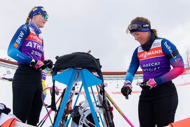 Amy Baserga (links) und Lena Häcki bereiten sich am Weltcup in Ruhpolding auf ihren Einsatz vor. 