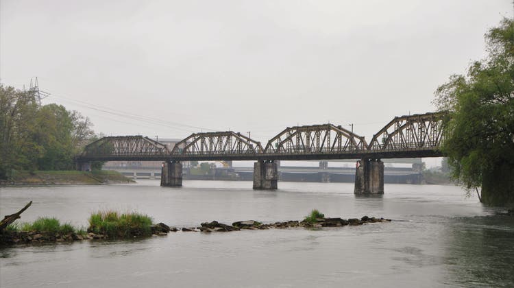 Die historische Eisenbahnbrücke über die Aare verbindet Koblenz und Felsenau (Leuggern). (Philipp Zimmermann/Archiv)