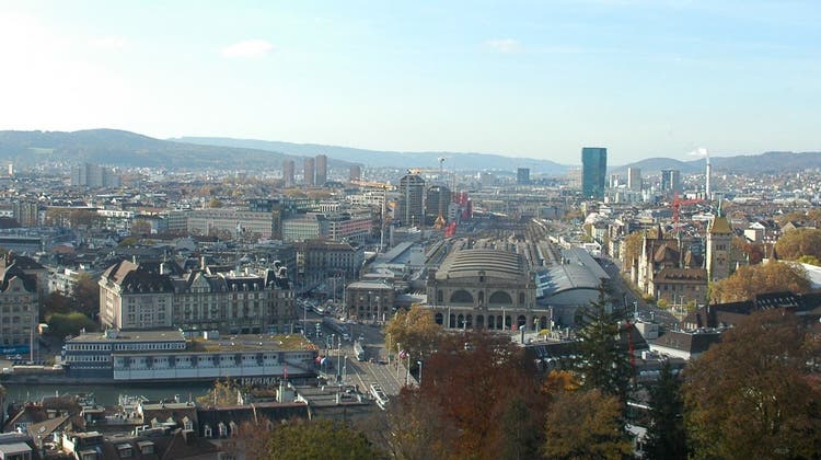 Blick vom ETH-Dach über Zürich: Hinter dem Hauptbahnhof wächst das Hochhausquartier Europaallee, im Hintergrund flankiert vom Prime Tower und den Hardau-Türmen. (Archivbild: Matthias Scharrer)