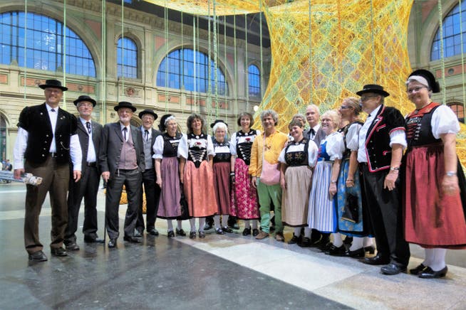 Der Jodelchor Mellingen 2018 bei einem Auftritt im Hauptbahnhof Zürich.