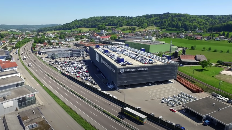 Logistikzentrum der Emil Frey Gruppe. Der grösste Autohändler Europas ist von einer «Double Extortion Ransomware»-Attacke betroffen. (Screenshot Youtube)